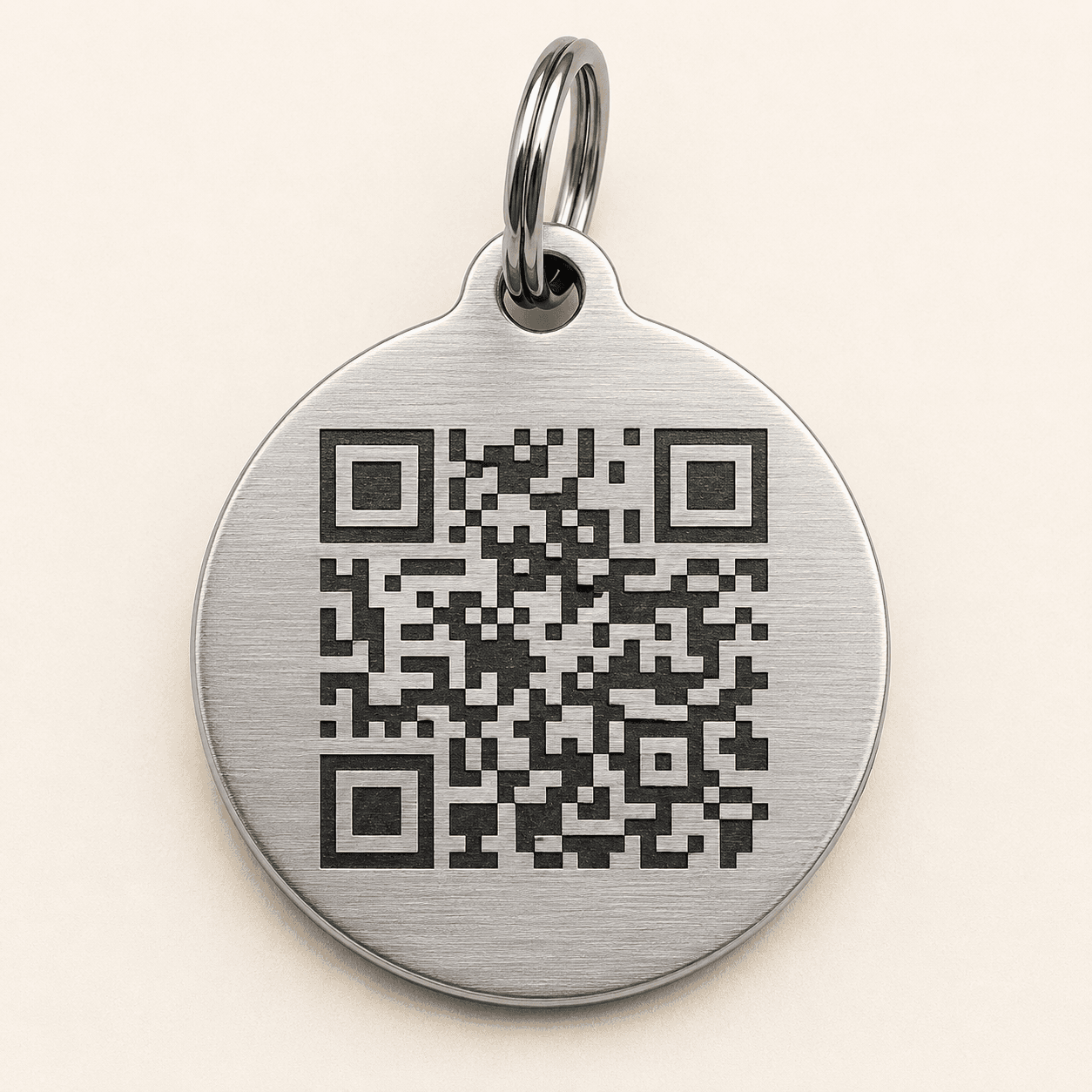Close da tag com QR Code em aco escovado